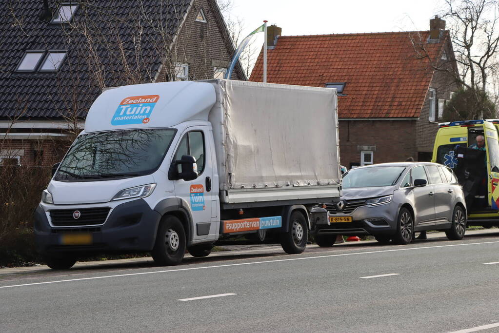 Personenauto klapt achterop bakwagen