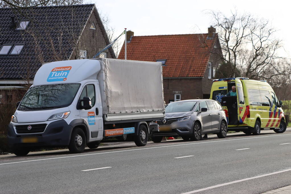 Personenauto klapt achterop bakwagen