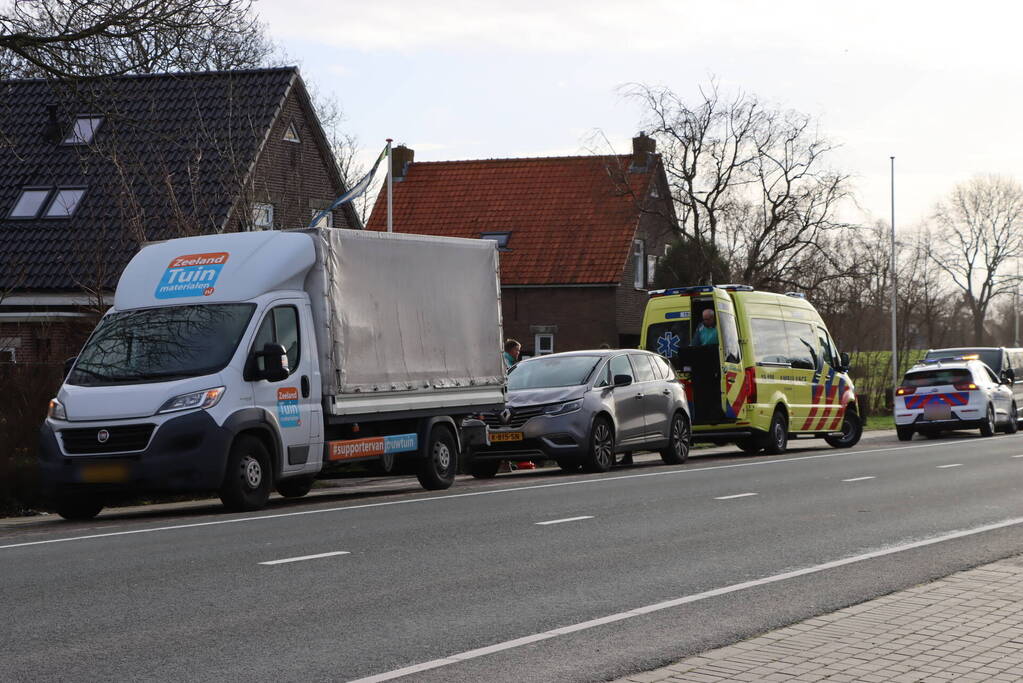 Personenauto klapt achterop bakwagen