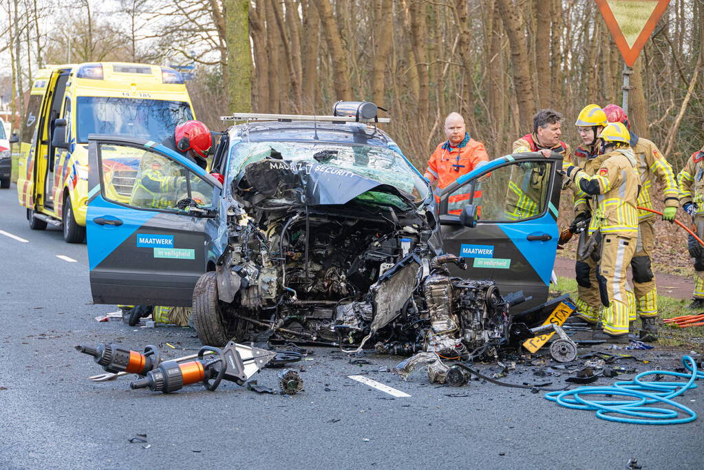 Bestuurder van bestelbus botst op boom