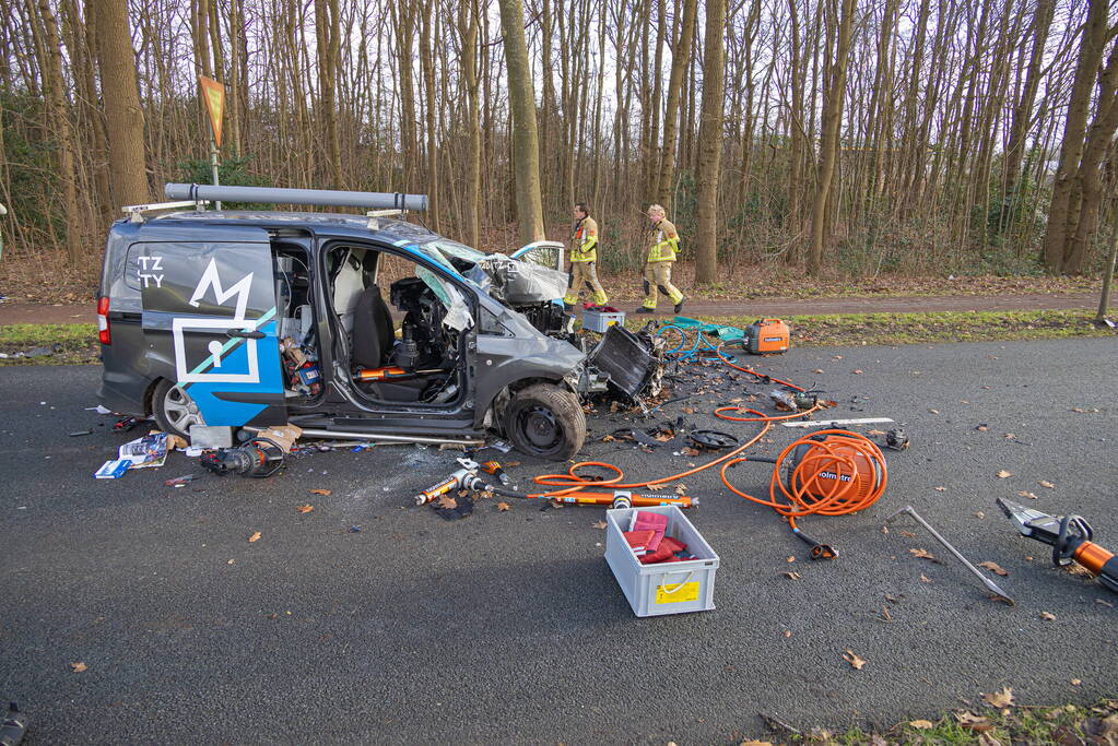 Bestuurder van bestelbus botst op boom