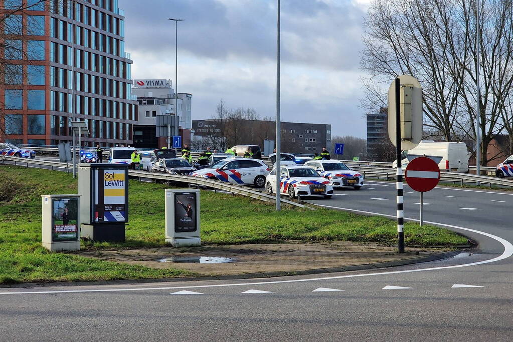 Politie zet auto klem op snelweg na achtervolging