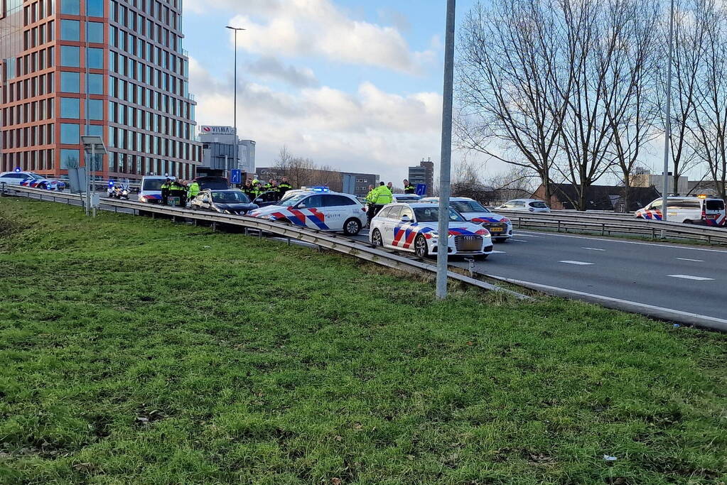 Politie zet auto klem op snelweg na achtervolging