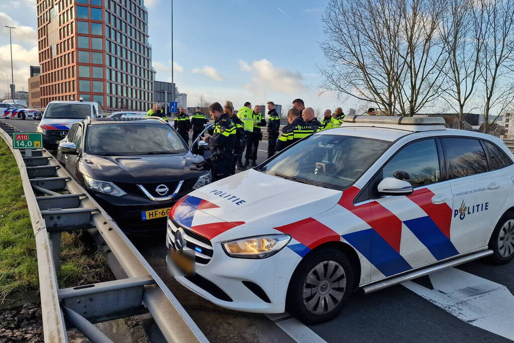 Politie zet auto klem op snelweg na achtervolging