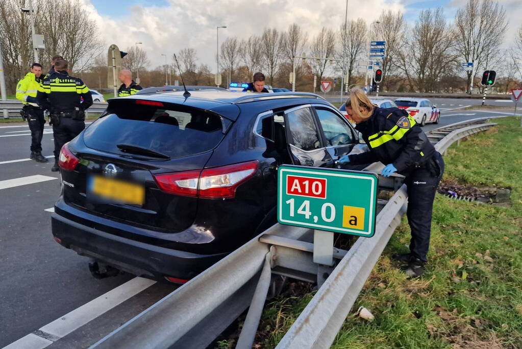 Politie zet auto klem op snelweg na achtervolging