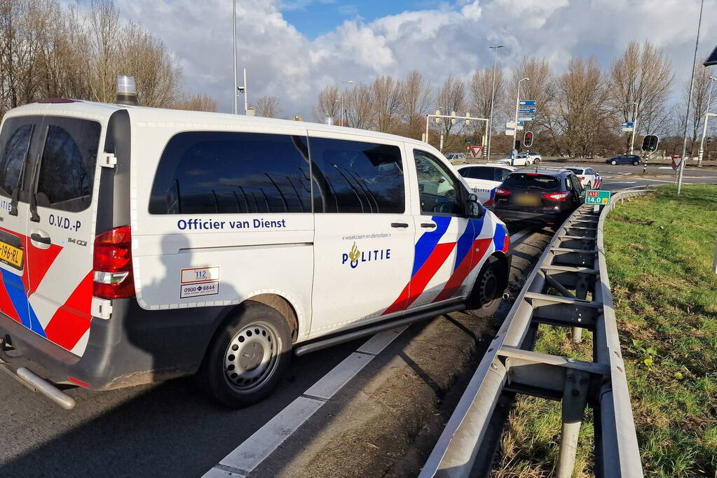 Politie zet auto klem op snelweg na achtervolging