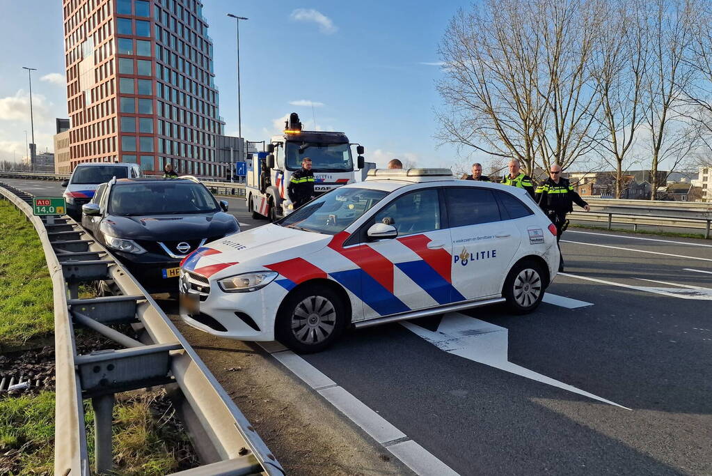 Politie zet auto klem op snelweg na achtervolging