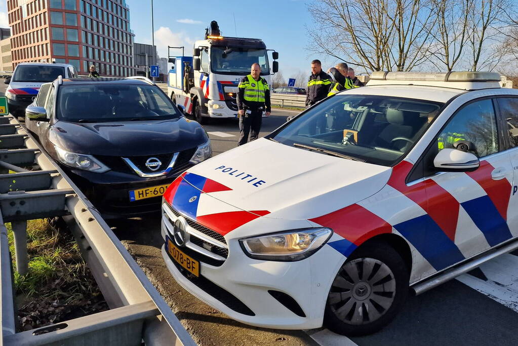 Politie zet auto klem op snelweg na achtervolging