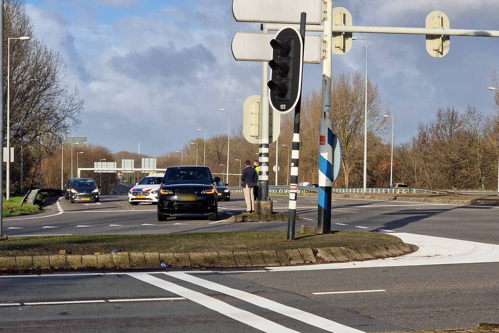 Politie zet auto klem op snelweg na achtervolging