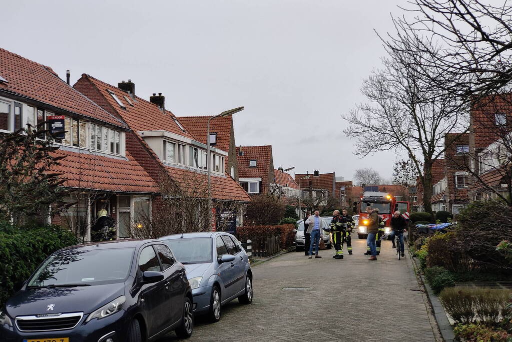 Brandweer verricht metingen bij gaslucht in woning