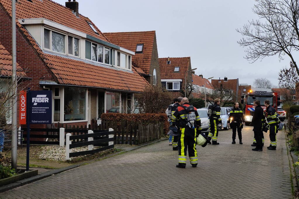 Brandweer verricht metingen bij gaslucht in woning