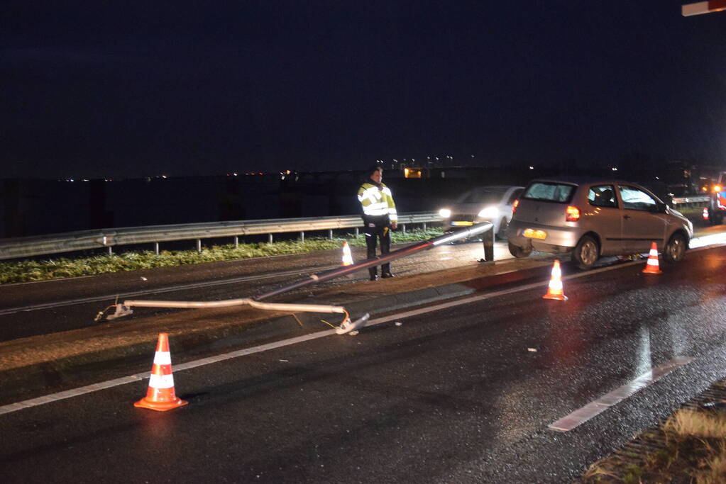 Automobilist rijdt lantaarnpaal uit de grond