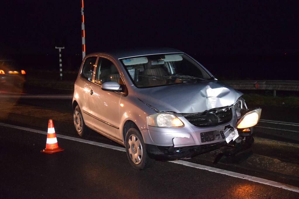 Automobilist rijdt lantaarnpaal uit de grond