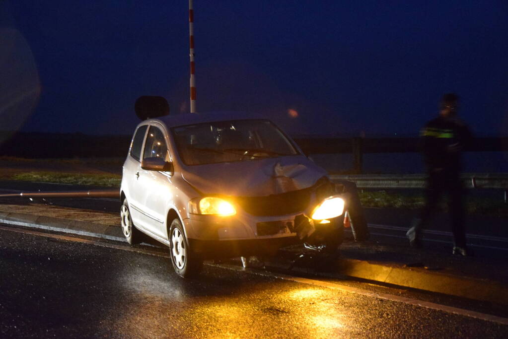 Automobilist rijdt lantaarnpaal uit de grond