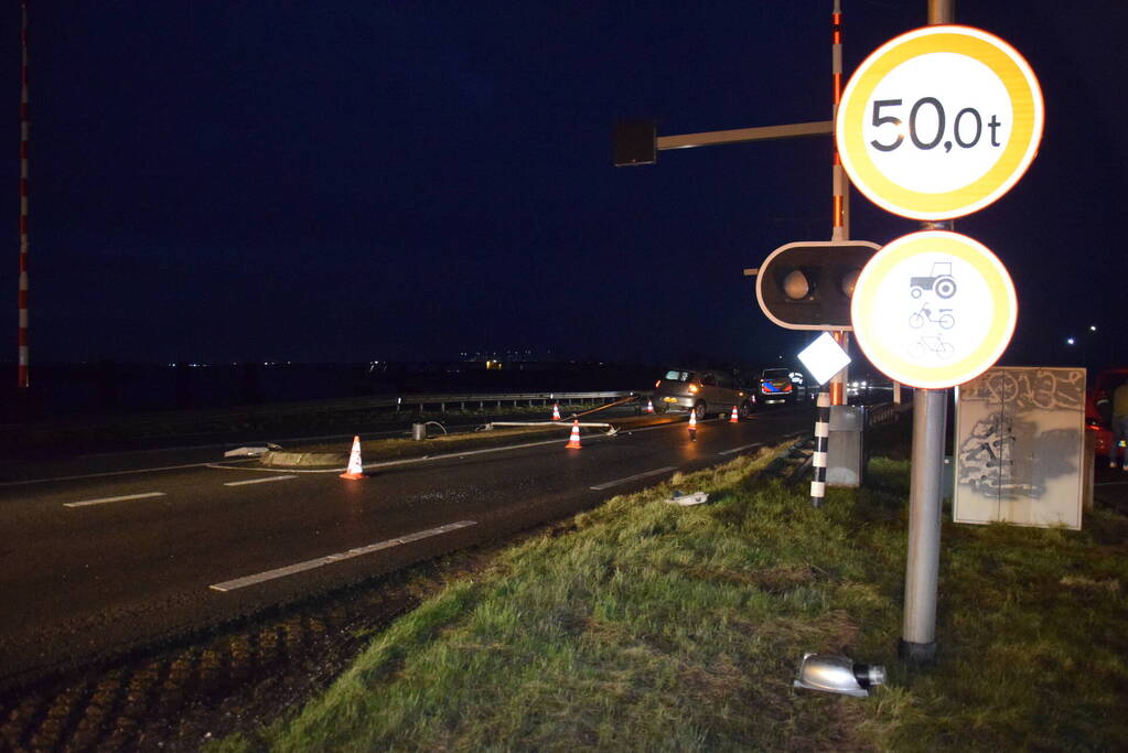 Automobilist rijdt lantaarnpaal uit de grond