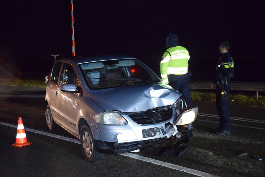 Automobilist rijdt lantaarnpaal uit de grond