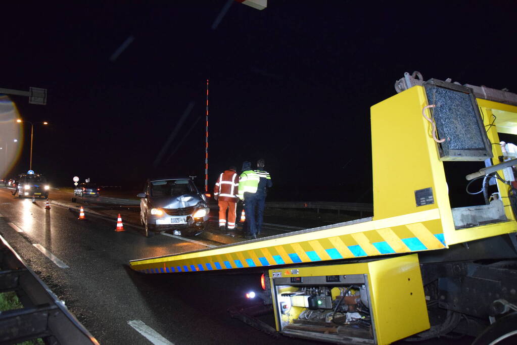 Automobilist rijdt lantaarnpaal uit de grond