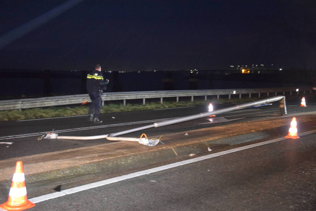 Automobilist rijdt lantaarnpaal uit de grond