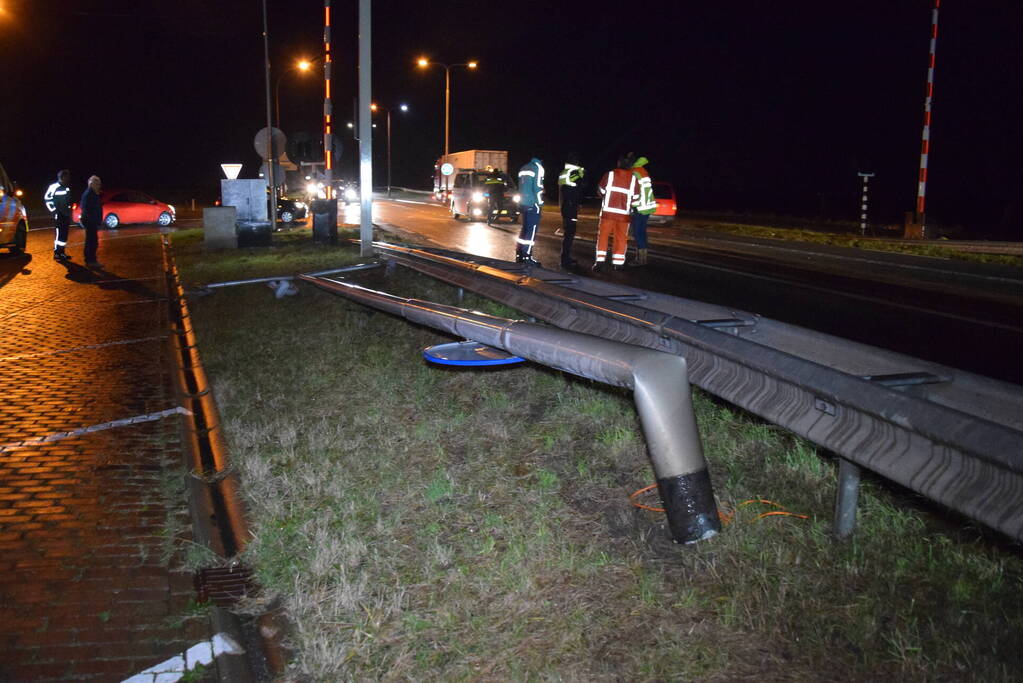 Automobilist rijdt lantaarnpaal uit de grond