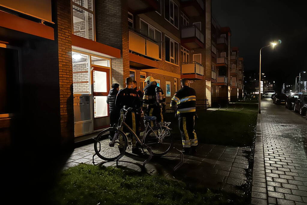 Brandweer onderzoekt vreemde lucht in flat