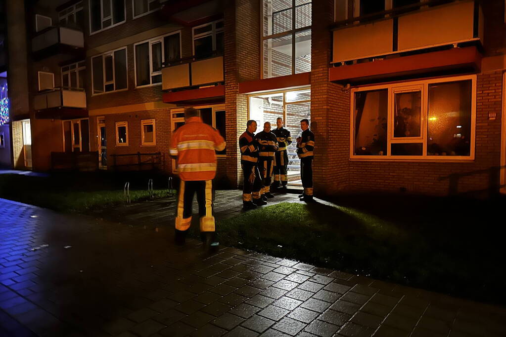 Brandweer onderzoekt vreemde lucht in flat