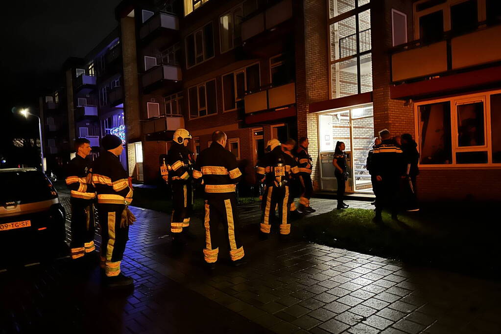 Brandweer onderzoekt vreemde lucht in flat