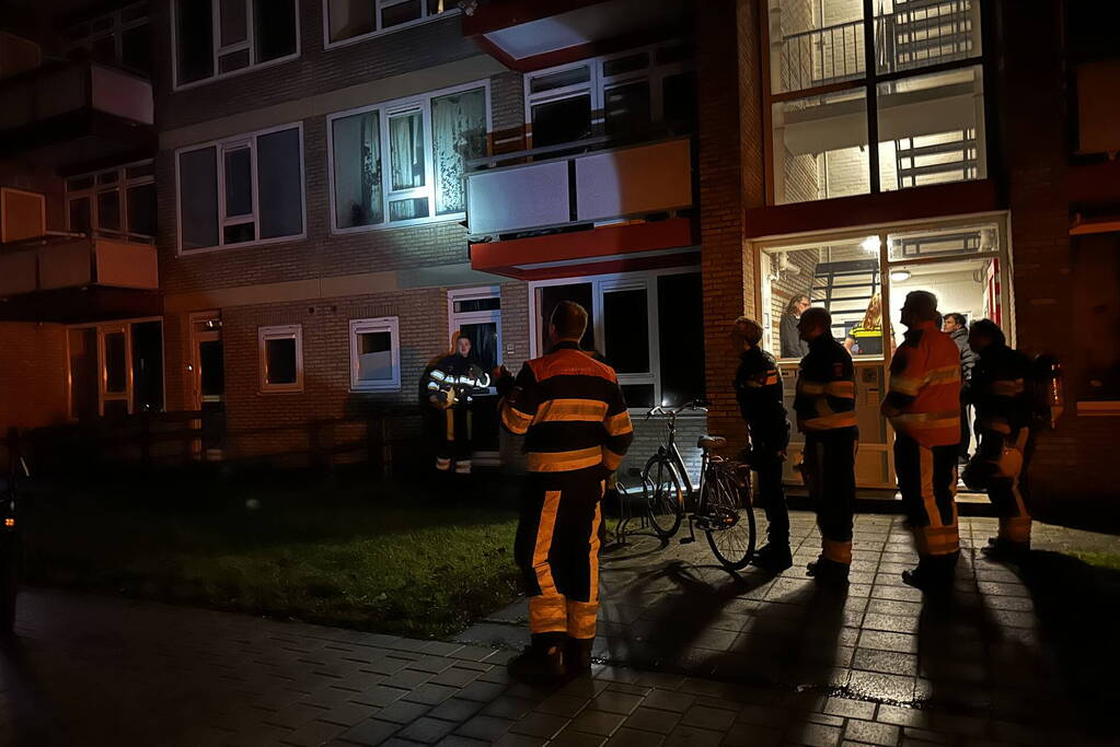 Brandweer onderzoekt vreemde lucht in flat