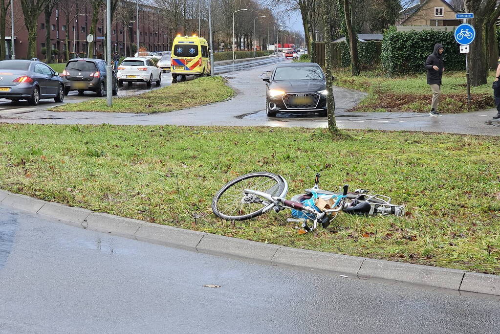 Fietser aangereden op rotonde