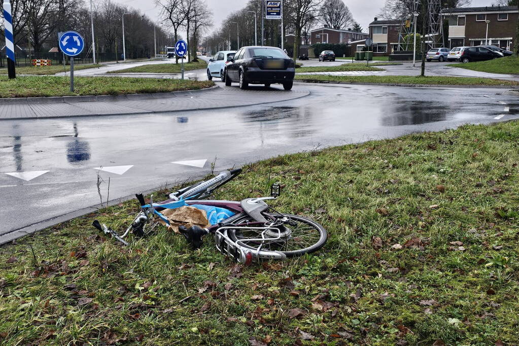 Fietser aangereden op rotonde