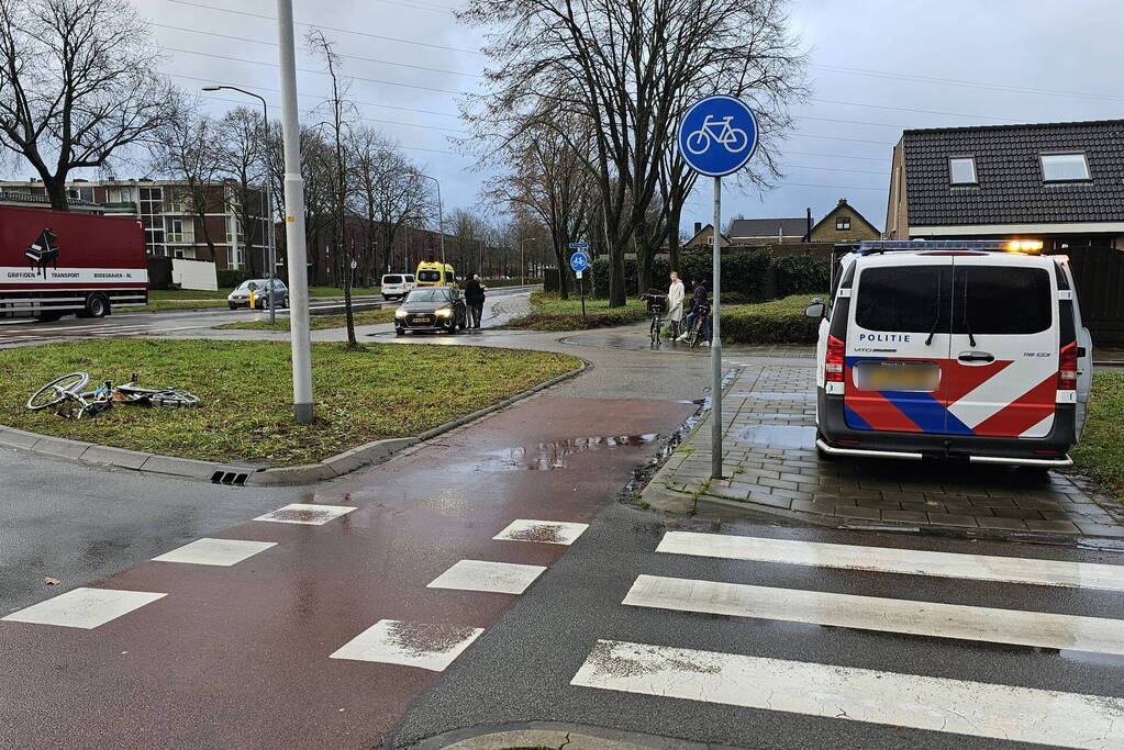 Fietser aangereden op rotonde