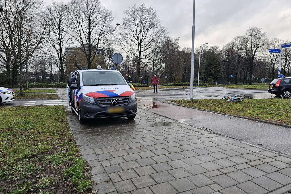 Fietser aangereden op rotonde