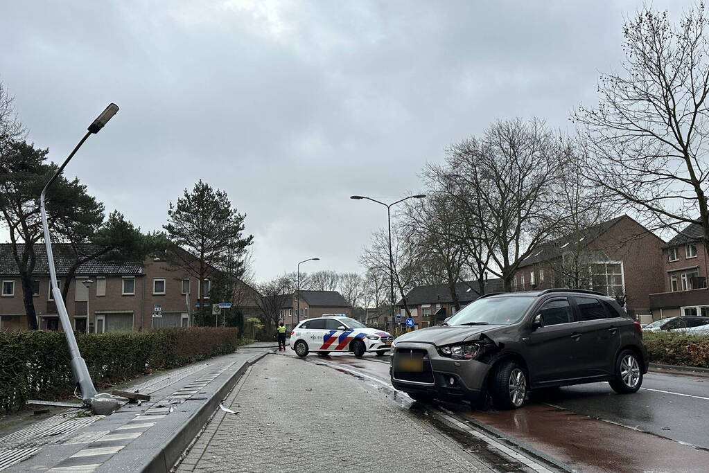 Bestuurder vliegt bocht uit en klapt op lantaarnpaal