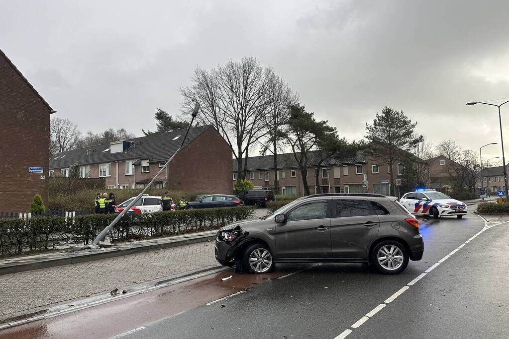 Bestuurder vliegt bocht uit en klapt op lantaarnpaal