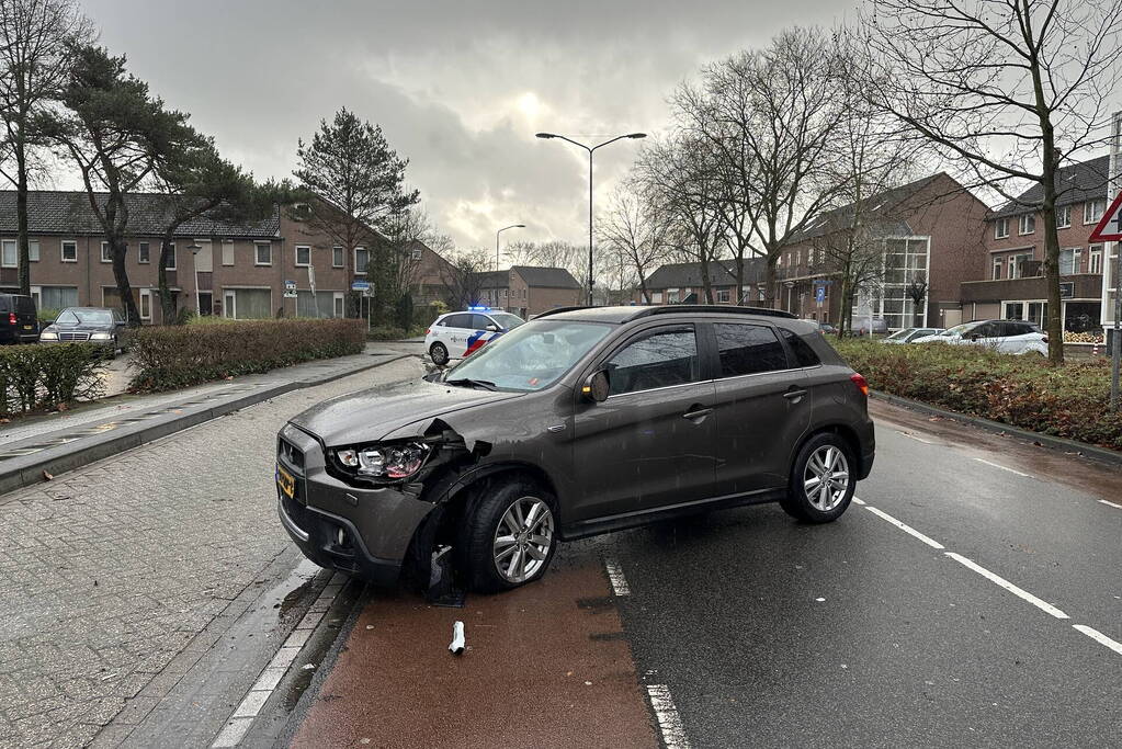 Bestuurder vliegt bocht uit en klapt op lantaarnpaal