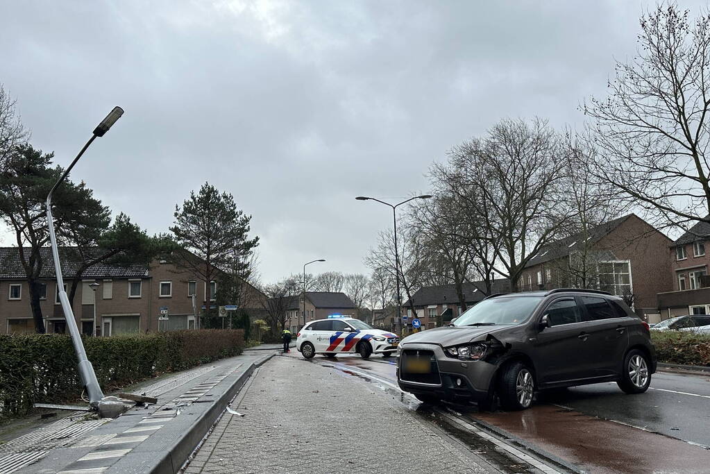 Bestuurder vliegt bocht uit en klapt op lantaarnpaal