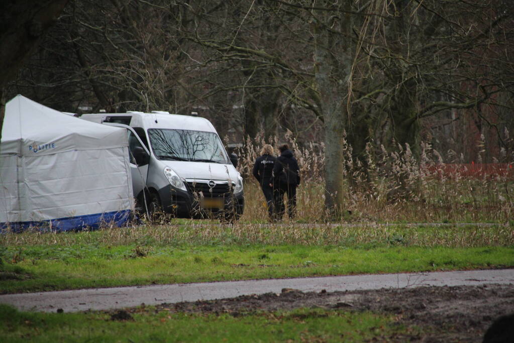 Overleden persoon aangetroffen in park