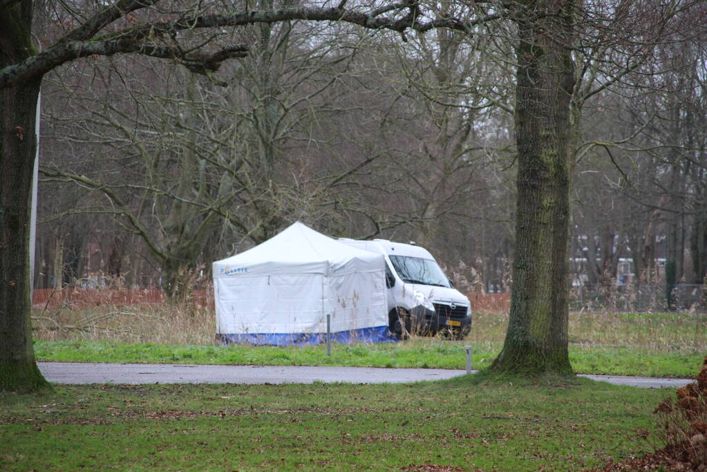 Overleden persoon aangetroffen in park