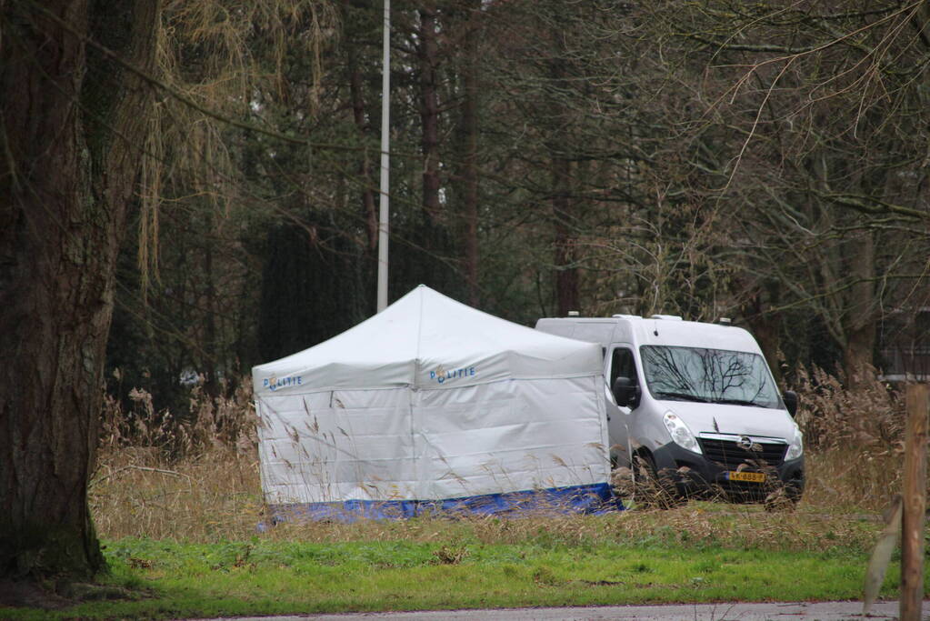 Overleden persoon aangetroffen in park