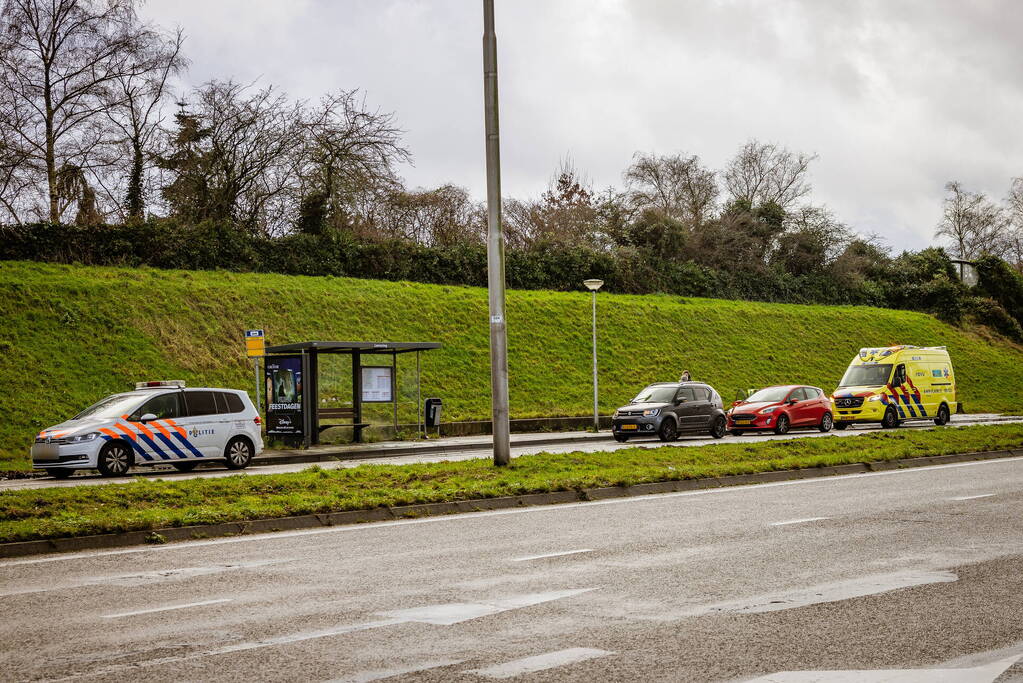 Twee auto's botsen nabij stoplicht