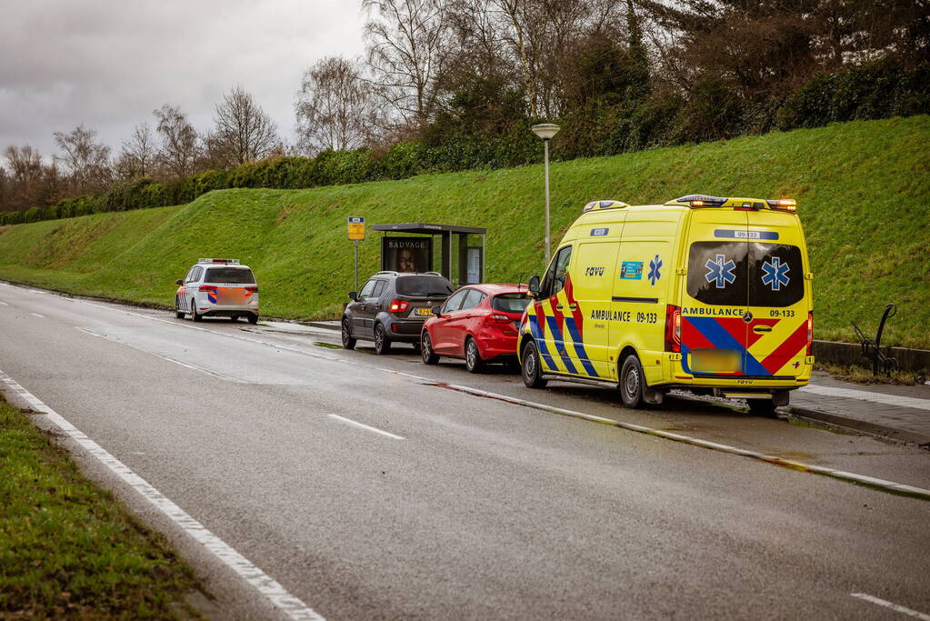 Twee auto's botsen nabij stoplicht