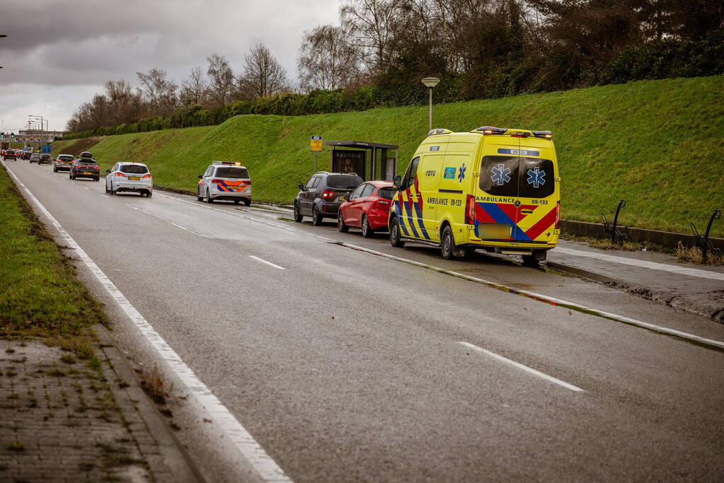 Twee auto's botsen nabij stoplicht