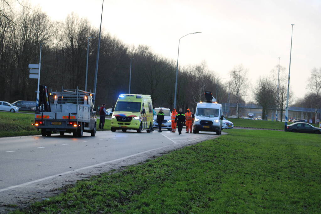 Bestuurster botst frontaal tegen lantaarnpaal