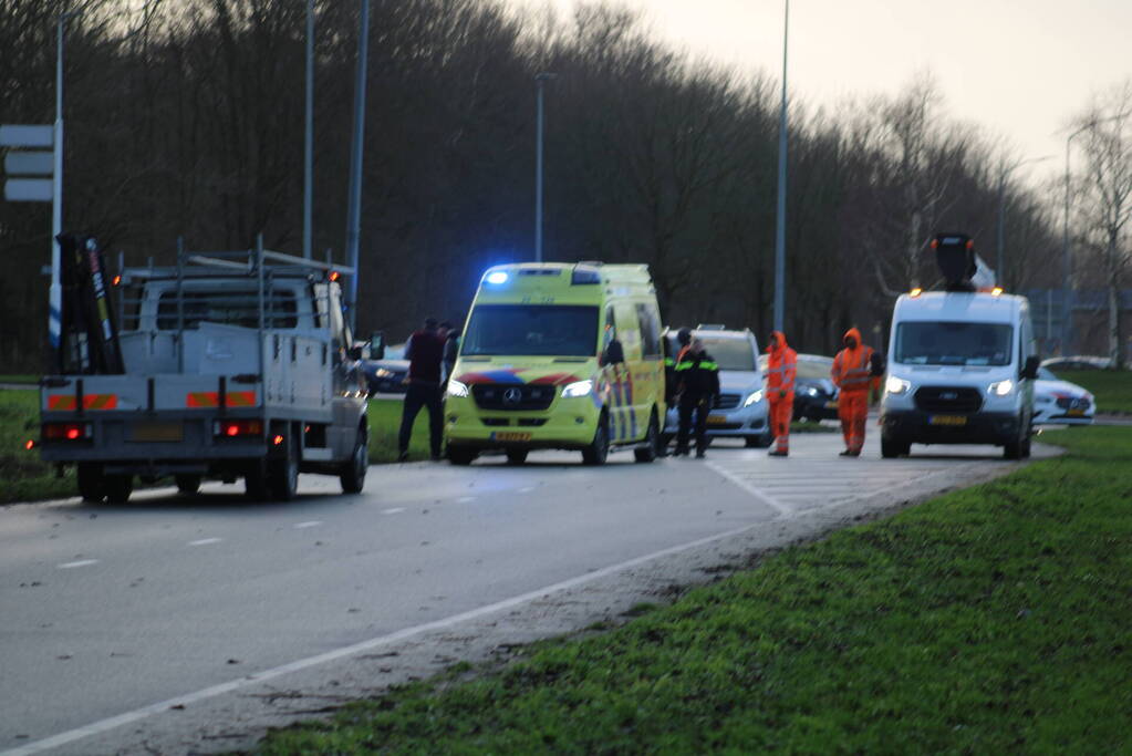 Bestuurster botst frontaal tegen lantaarnpaal