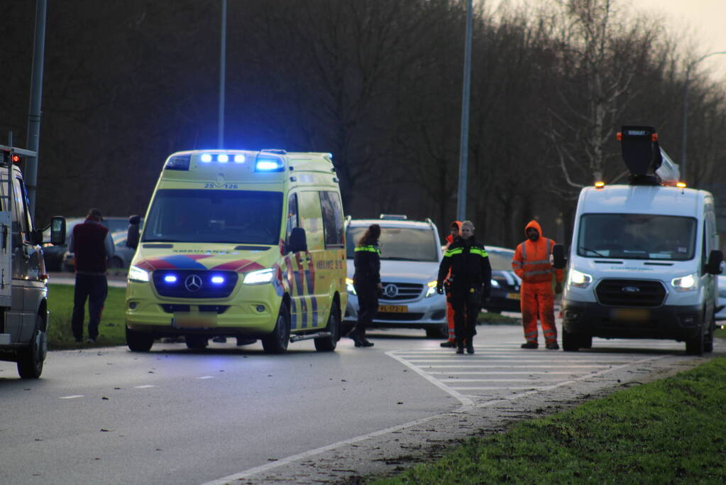 Bestuurster botst frontaal tegen lantaarnpaal