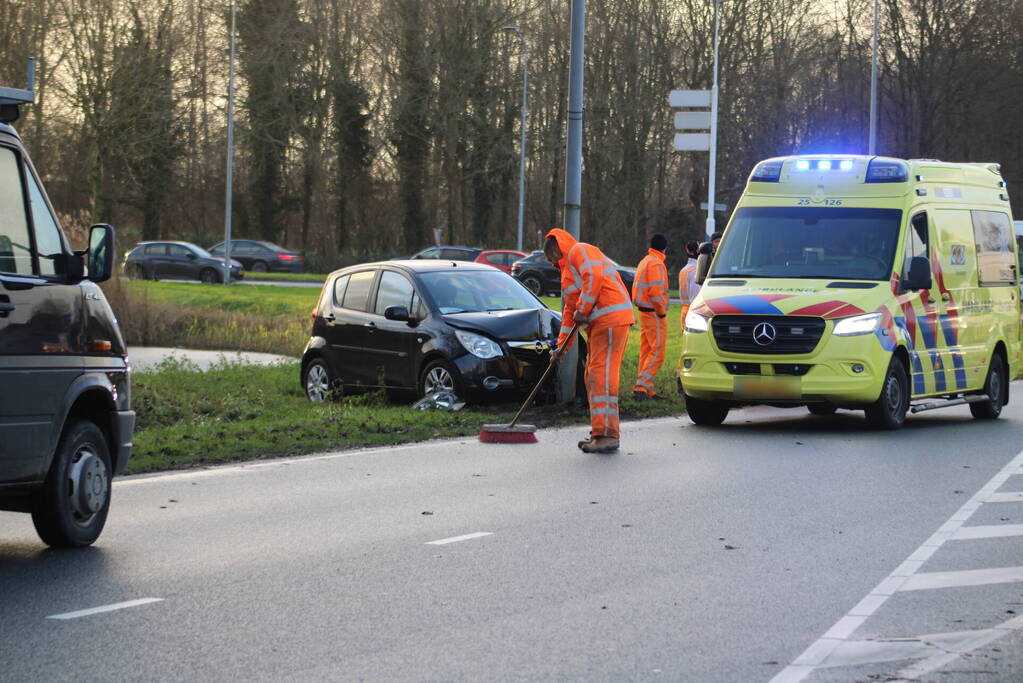 Bestuurster botst frontaal tegen lantaarnpaal