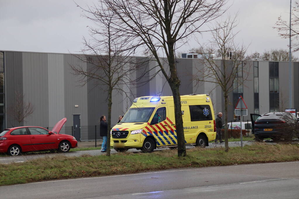 Dure BMW zwaar beschadigd na aanrijding