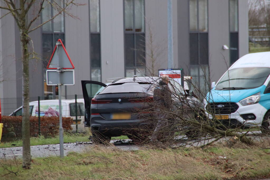 Dure BMW zwaar beschadigd na aanrijding