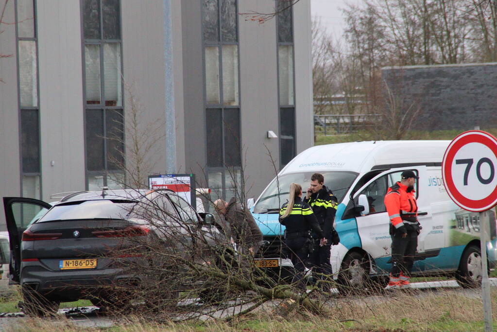 Dure BMW zwaar beschadigd na aanrijding