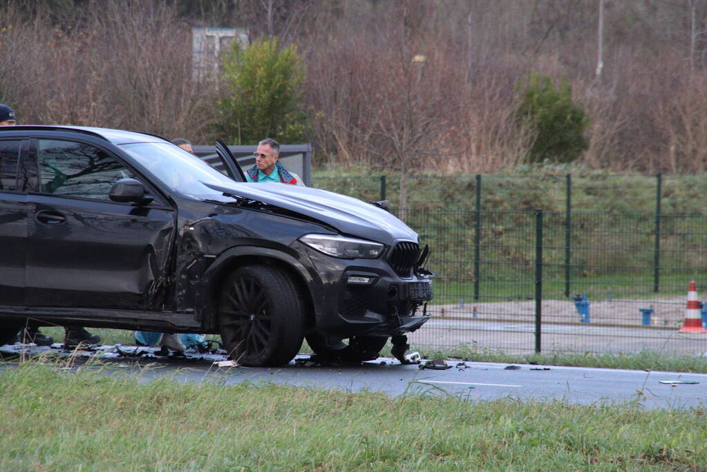 Dure BMW zwaar beschadigd na aanrijding