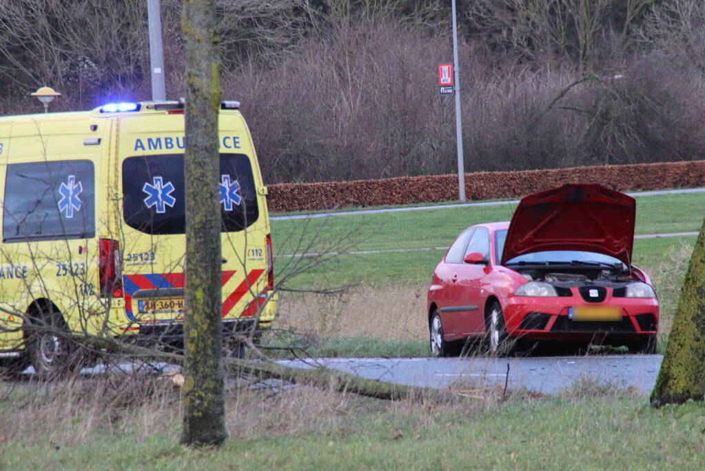 Dure BMW zwaar beschadigd na aanrijding